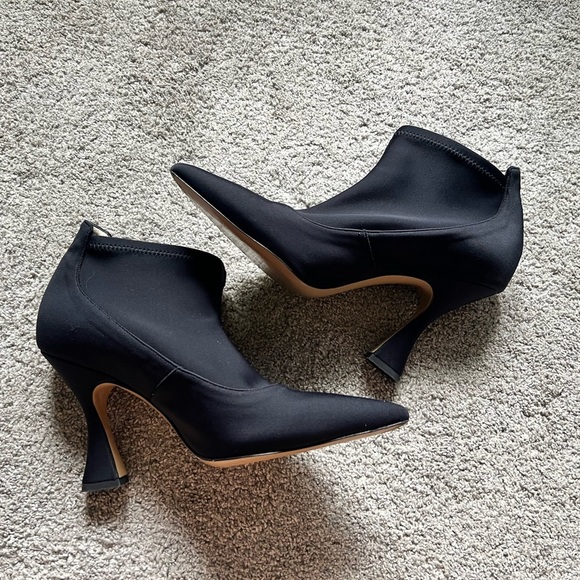 Donald Pliner Women’s Size 9 Salana Black Sock Booties Funky Heels Boot - Picture 2 of 6